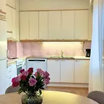 شقة Cozy Downtown With Private Finnish Sauna روفانييمي